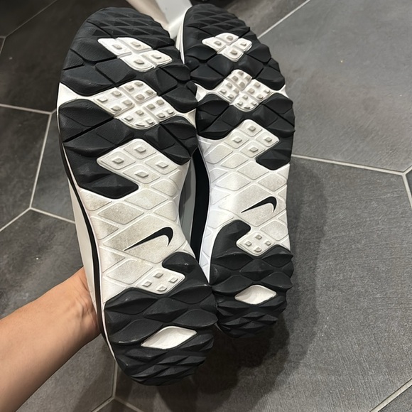 Nike - Picture 3 of 5